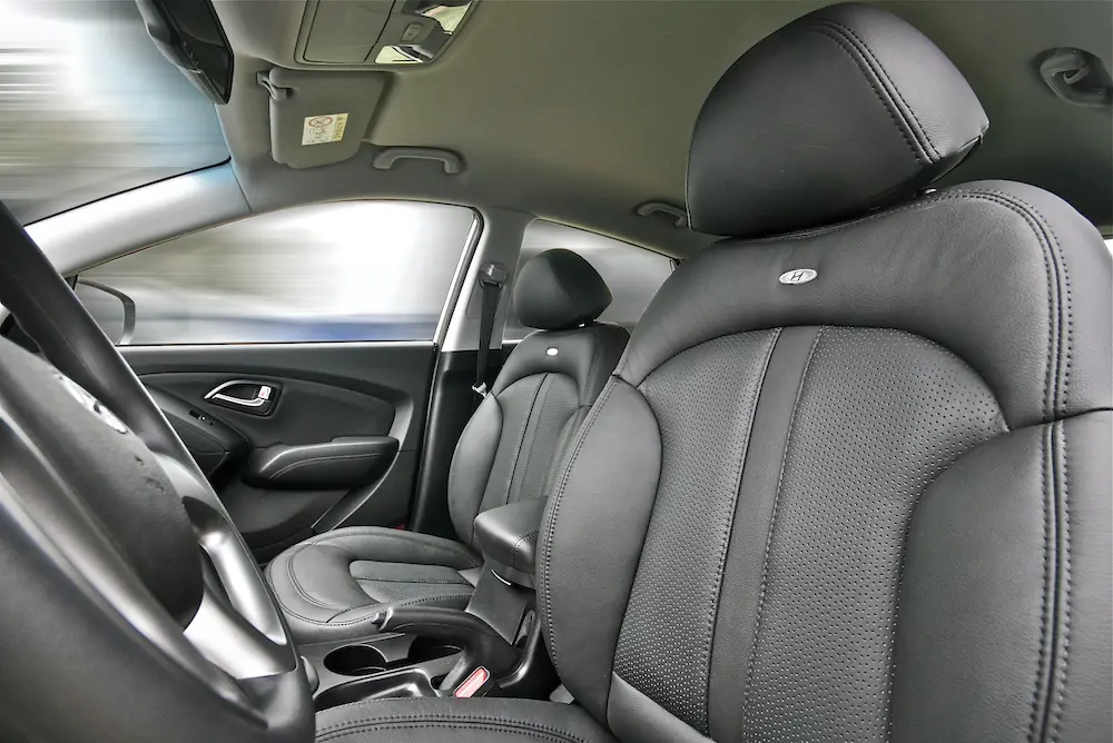 Tapicería automotriz de lujo en cuero negro para mayor confort y estilo en Colombia.