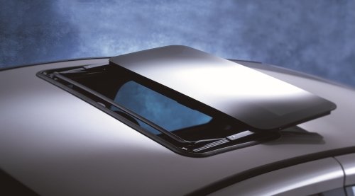 Techo corredizo cerrado sobre un automóvil negro, mostrando su diseño aerodinámico.