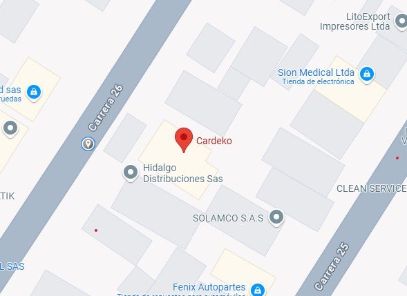 Detalle de tapicería en cuero negro y rojo con costuras premium para automóviles en Colombia