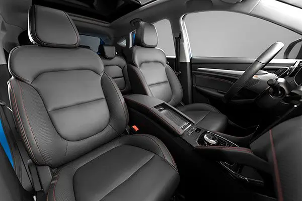 Tapicería automotriz de lujo en Bogotá con acabados premium